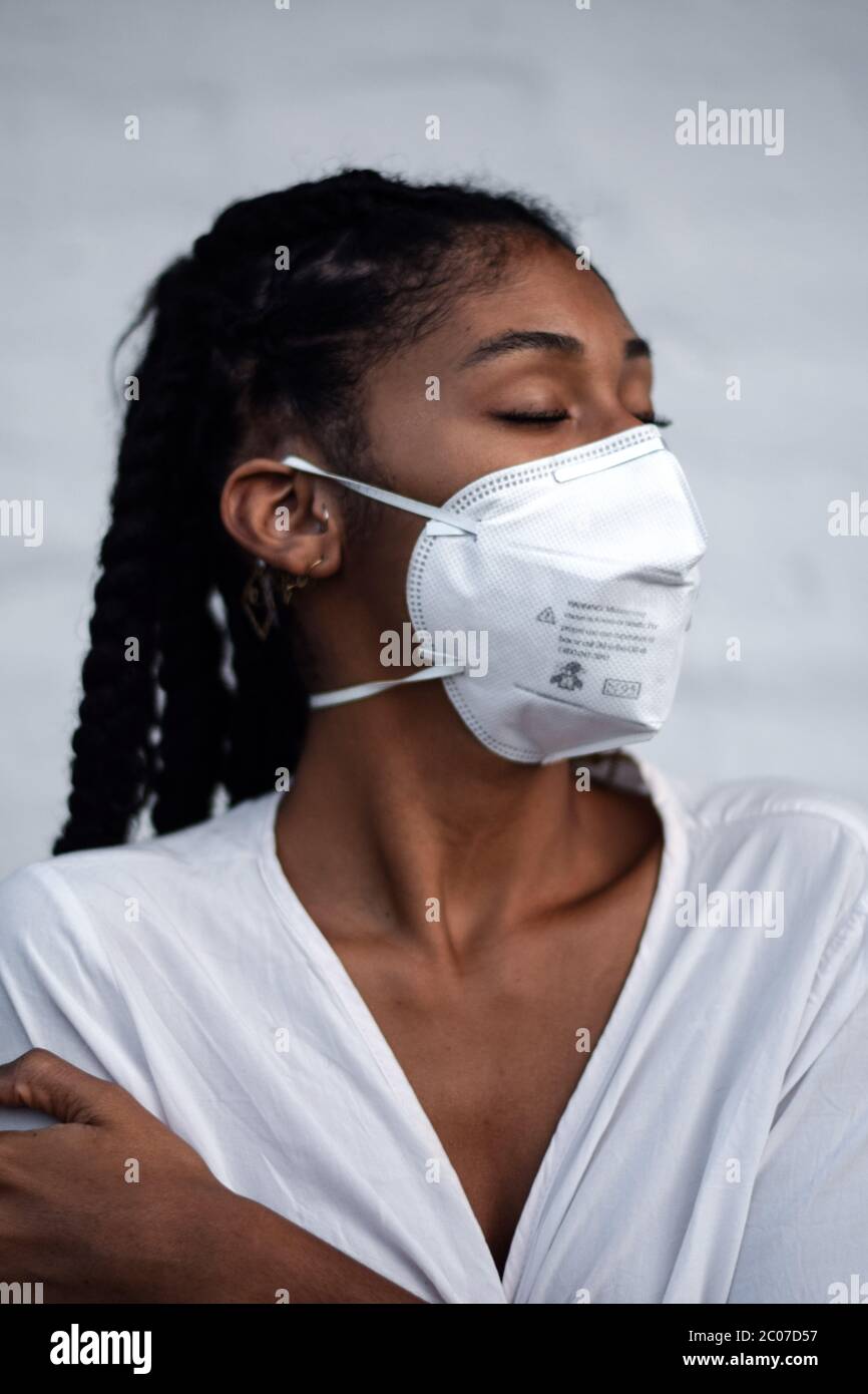Junge schwarze Frau in Gesichtsmaske Stockfoto