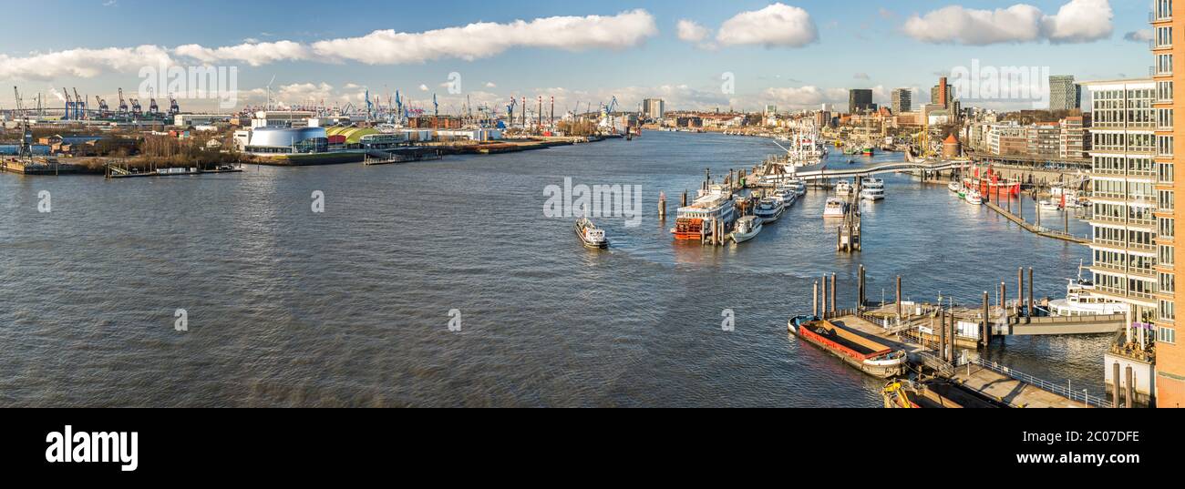 Ultra-Breitbild-Panoramablick auf die Elbe und die berühmten Landungsbrücken in Hamburg Stockfoto