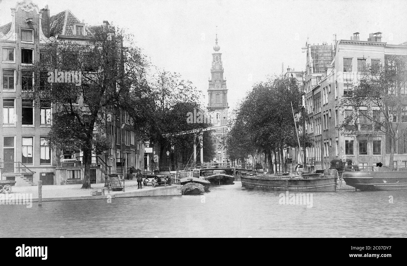 [ 1880er Niederlande - Amsterdam City Centre ] - Staalmeesterbrücke und Zuiderkerk Kirche in Amsterdam, Niederlande von der Amstel aus gesehen. Vintage Albumin-Fotografie aus dem 19. Jahrhundert. Stockfoto