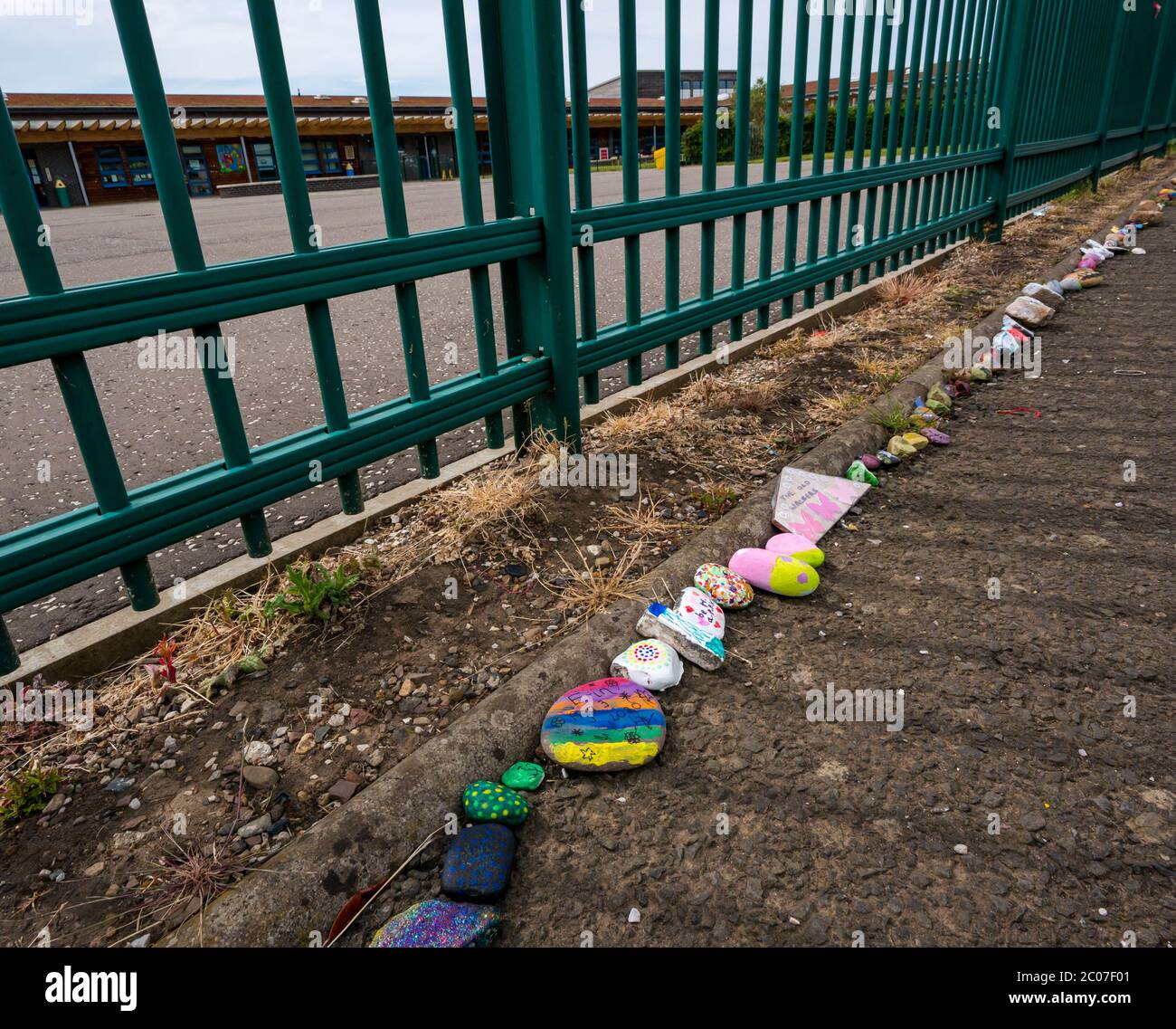 Tranent, East Lothian, Schottland, Großbritannien. Juni 2020. Covid-19 Pandemiesymbole von Einheimischen: Handbemalte Steine mit farbenfrohen und kreativen inspirierenden Botschaften am Zaun der Windygoul-Grundschule. Es scheint ein Phänomen zu sein, das sich in den Städten und Dörfern von East Lothian verbreitet Stockfoto