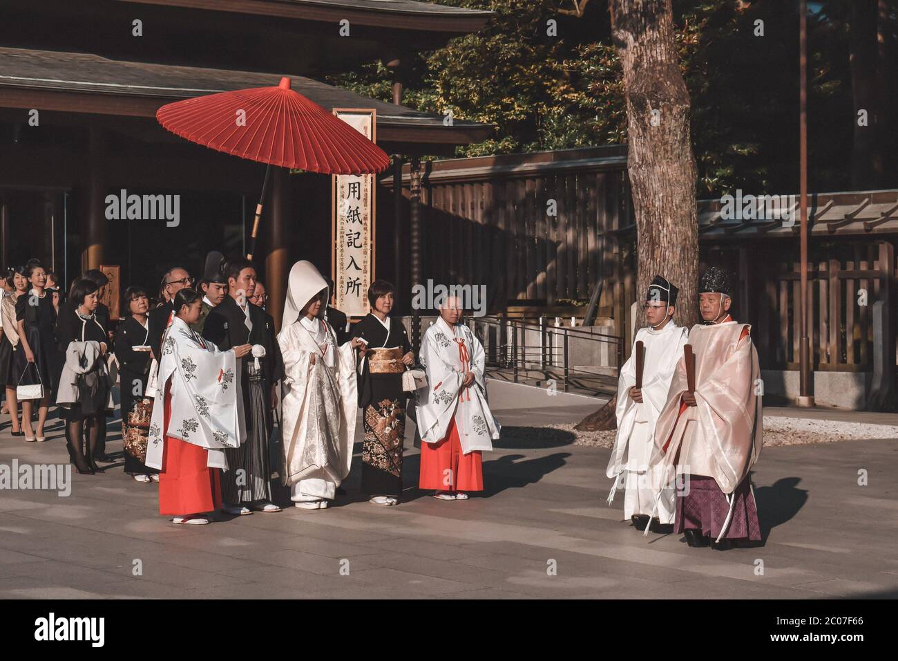 Traditionelle japanische Hochzeitszeremonie im Meiji Jingu Shrinei in Tokio Japan Stockfoto
