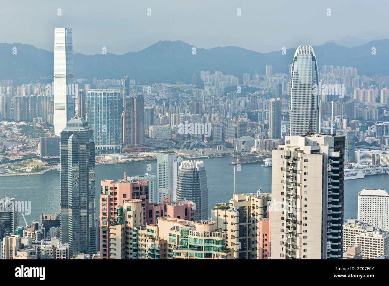 Skyline von Zentral Hongkong (Kowloon und Insel) mit malerischen Wolkenkratzern Stockfoto