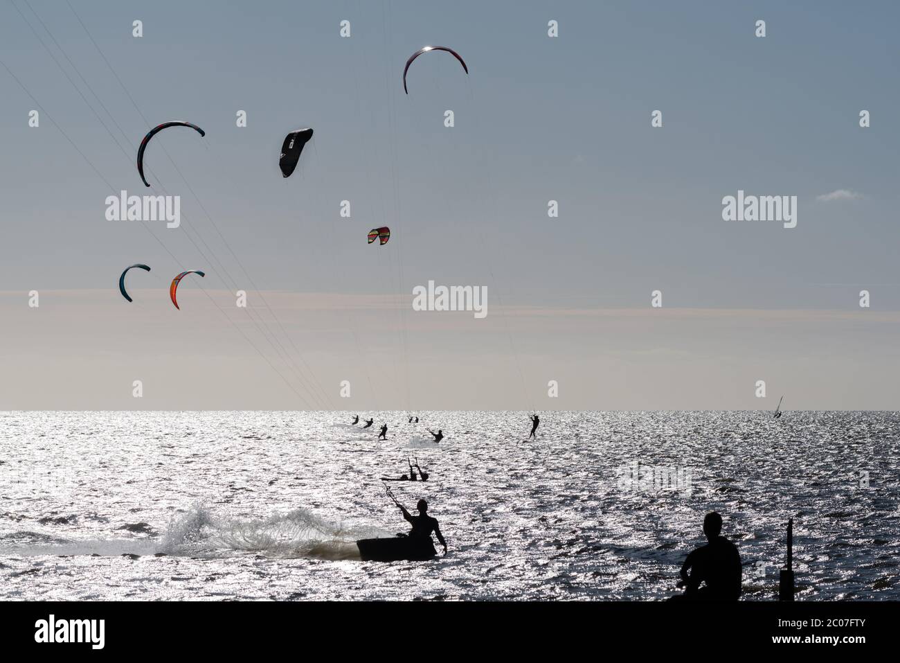 Ideale Bedingungen für Kitesurfen an der Nordsee, Cuxhaven-Sahlenburg, Niedersachsen, Norddeutschland Stockfoto