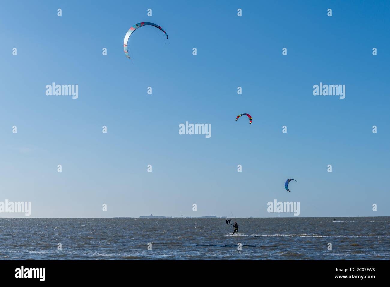 Ideale Bedingungen für Kitesurfen an der Nordsee, Cuxhaven-Sahlenburg, Insel Neuwerk am Horizont, Niedersachsen, Norddeutschland Stockfoto