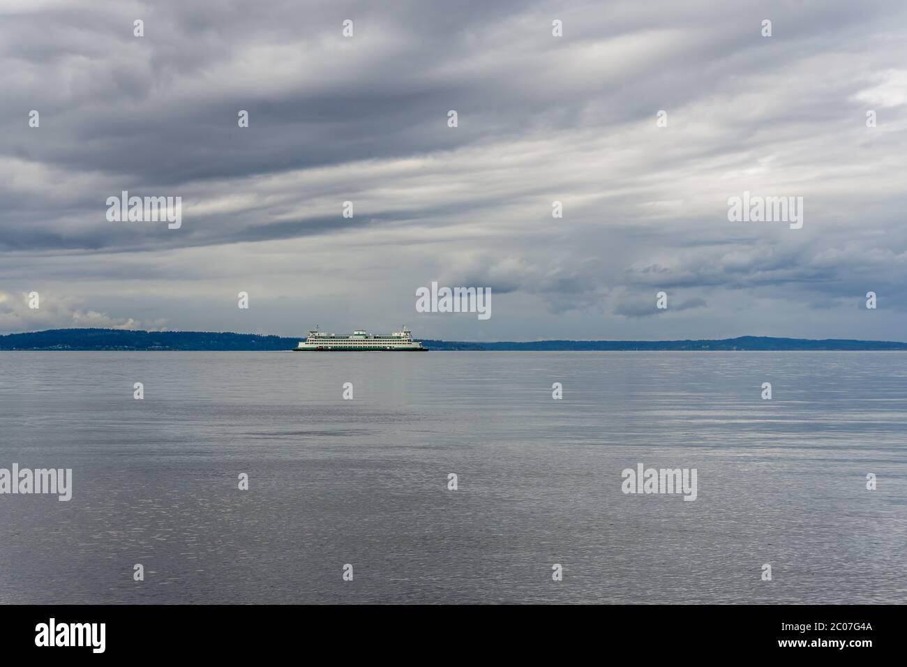 Eine Fähre fährt über den Puget Sound unter grauem Himmel. Stockfoto