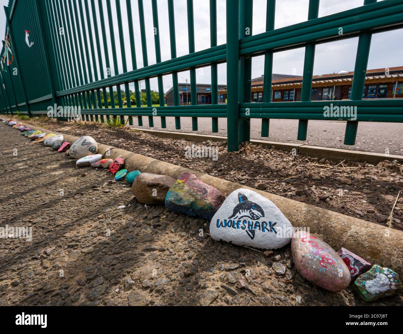 Tranent, East Lothian, Schottland, Großbritannien. Juni 2020. Covid-19 Pandemiesymbole von Einheimischen: Handbemalte Steine mit farbenfrohen und kreativen inspirierenden Botschaften am Zaun der Windygoul-Grundschule. Es scheint ein Phänomen zu sein, das sich in den Städten und Dörfern von East Lothian verbreitet Stockfoto