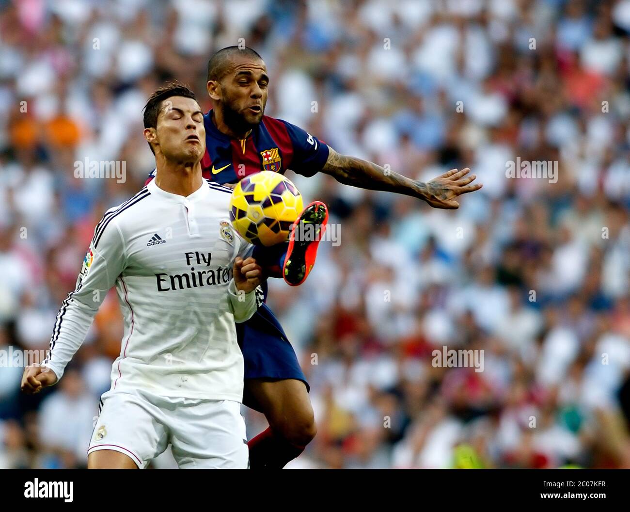 'Spanish League'- Spiel Real Madrid gegen FC Barcelona- Saison 2014-15 - Santiago Bernabeu Stadion - Cristiano Ronaldo (Real Madrid) und Dani Alves (FC Barcelona) in Aktion während des spanischen Ligaspiel (Foto: Guillermo Martinez / Bohza Press / Alter Photos) /nortephoto.com Stockfoto