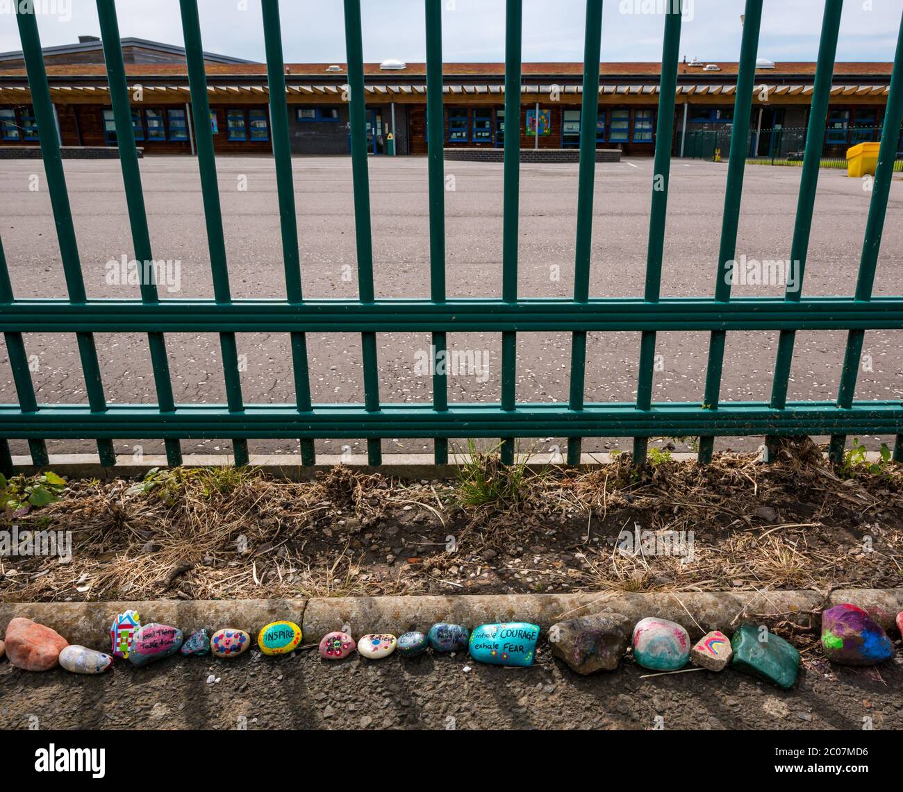 Tranent, East Lothian, Schottland, Großbritannien. Juni 2020. Covid-19 Pandemiesymbole von Einheimischen: Handbemalte Steine mit farbenfrohen und kreativen inspirierenden Botschaften am Zaun der Windygoul-Grundschule. Es scheint ein Phänomen zu sein, das sich in den Städten und Dörfern von East Lothian verbreitet Stockfoto