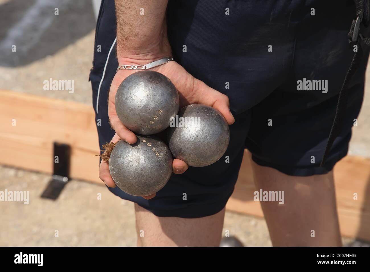 Mann spielt Boule in Marseille Frankreich, Rückansicht Stockfoto