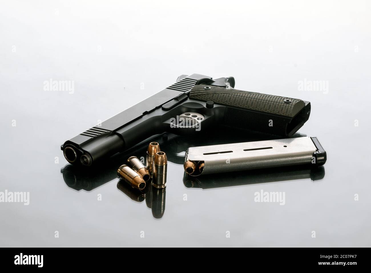 Hefty 1911 halbautomatische Pistole neben 8 Runde Magazin und 4 lose Hohlkugeln entladen ist eine gute Wahl für den Schutz zu Hause vor Crimmin Stockfoto