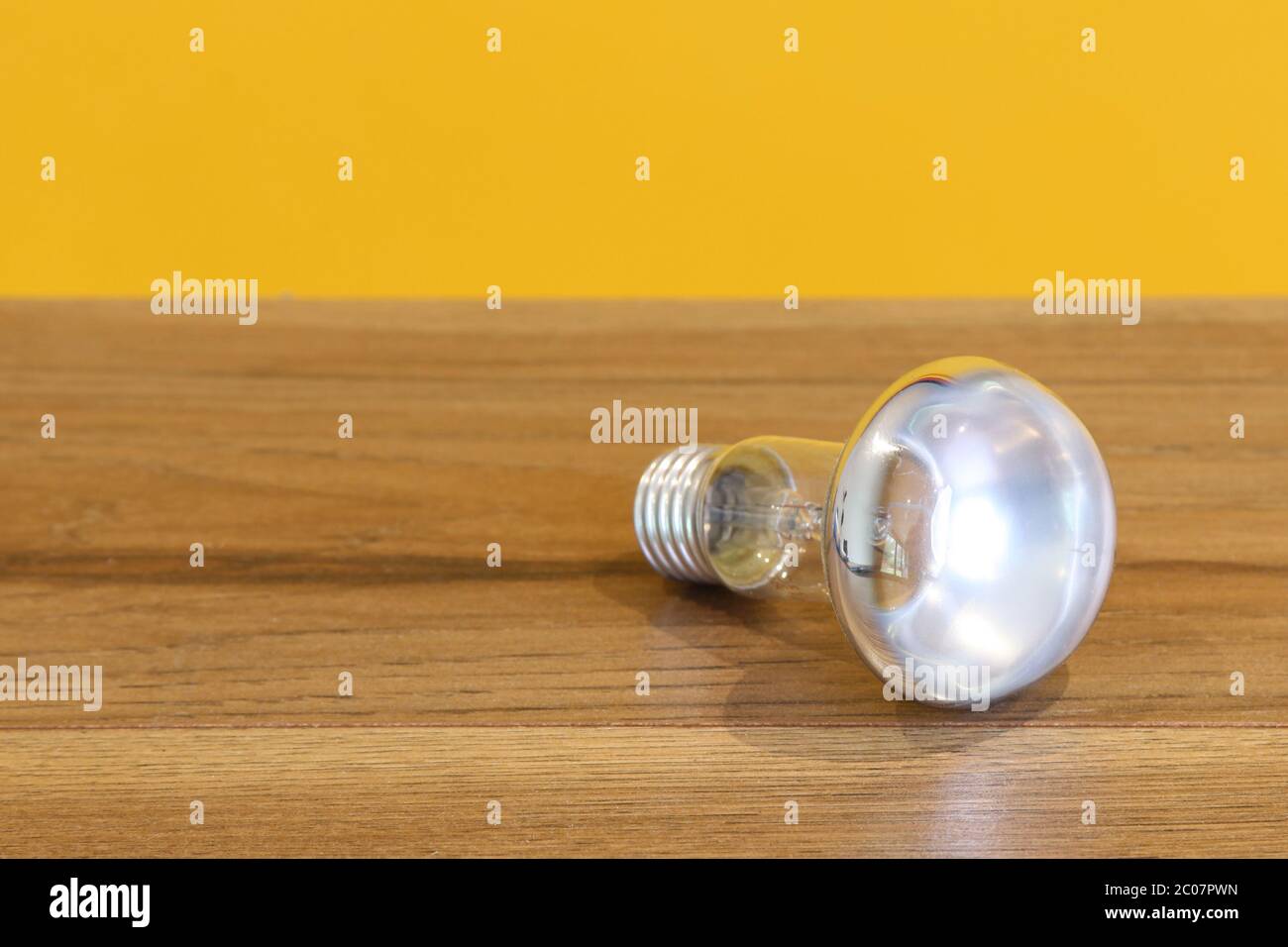 R63-Glühlampe mit Schraubverschluss, verschraubbare Glühlampe Stockfoto
