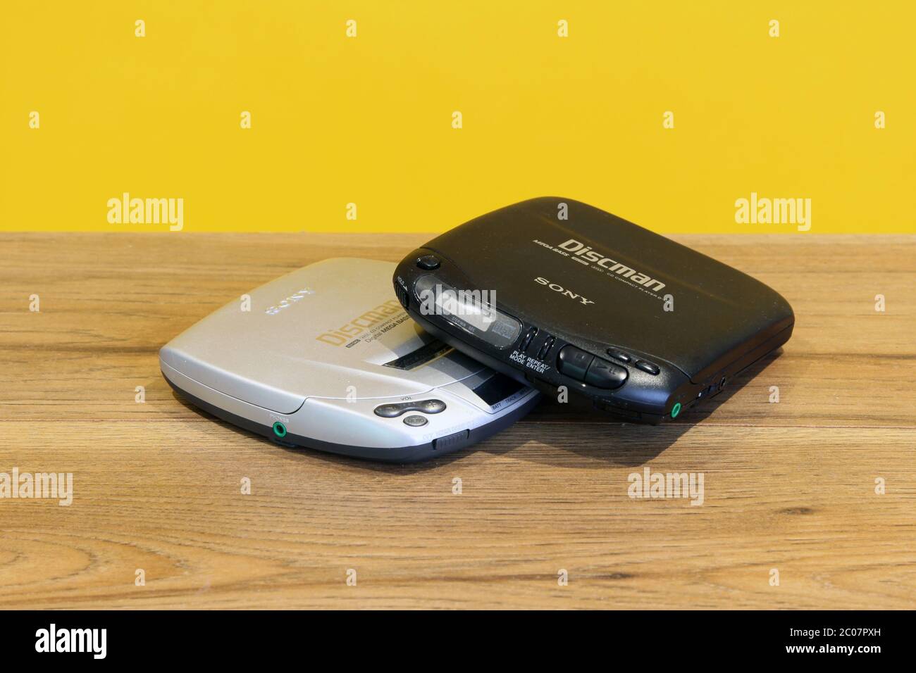 Zwei TRAGBARE Sony Discman D130 und D191 Compact Disc Player der 90er Jahre mit geschlossenem Deckel Stockfoto