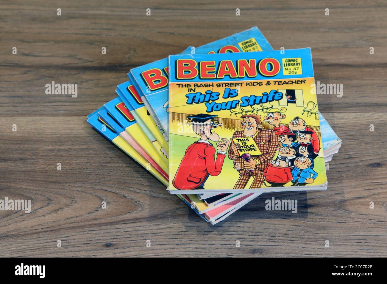 Beano Comic Library No.47 1984 'The Bash Street Kids & Teacher in This is Your Strife', gestapelt in einem Stapel von Beano Comics Stockfoto