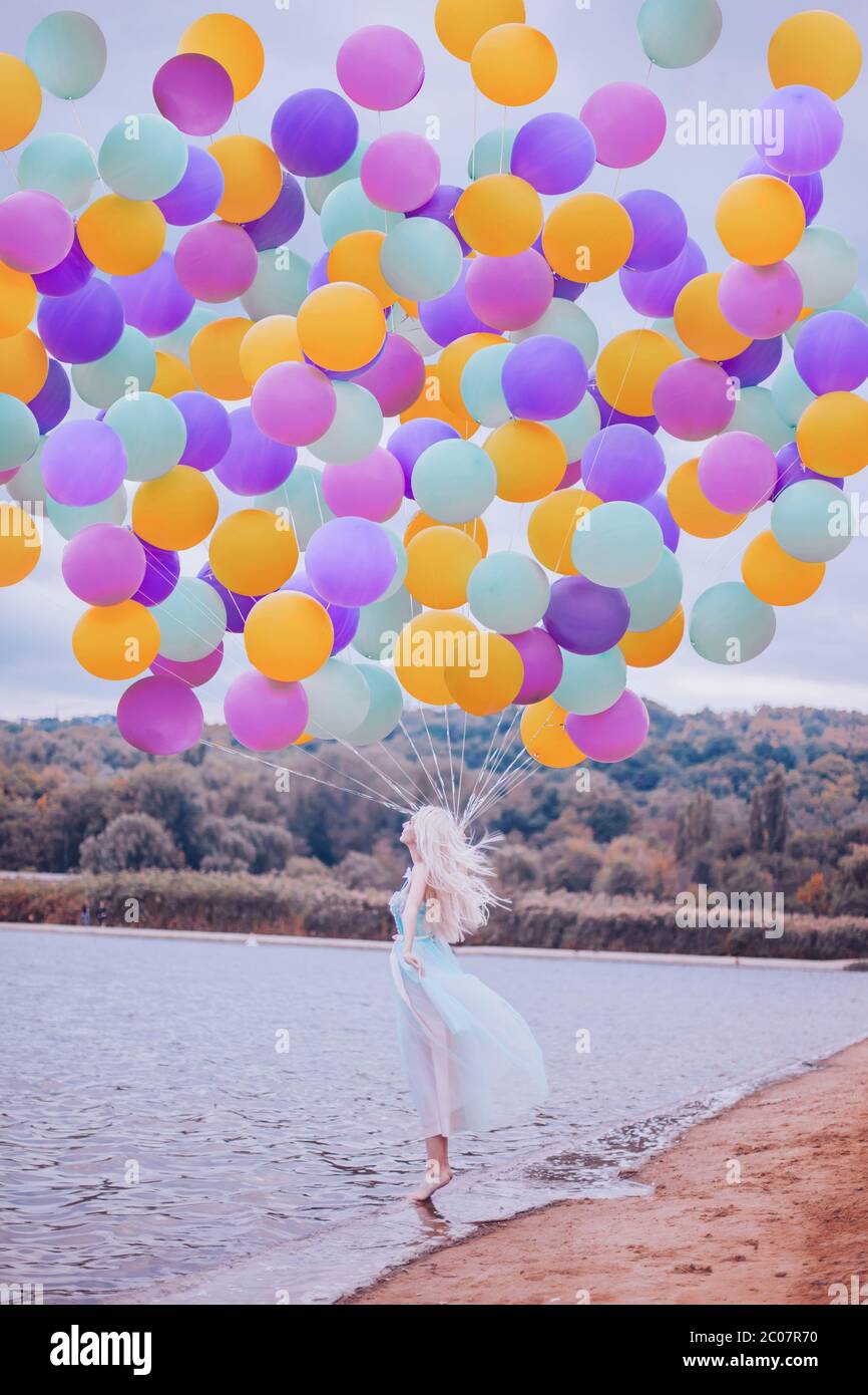 Schöne Frau mit vielen Ballons Stockfoto