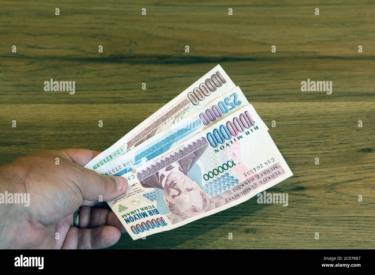 Bezahlen in Millionen von türkischem Geld Lira Banknoten Währung in der Hand, Bir Milyon Turk Lirasi, Bargeld Stockfoto