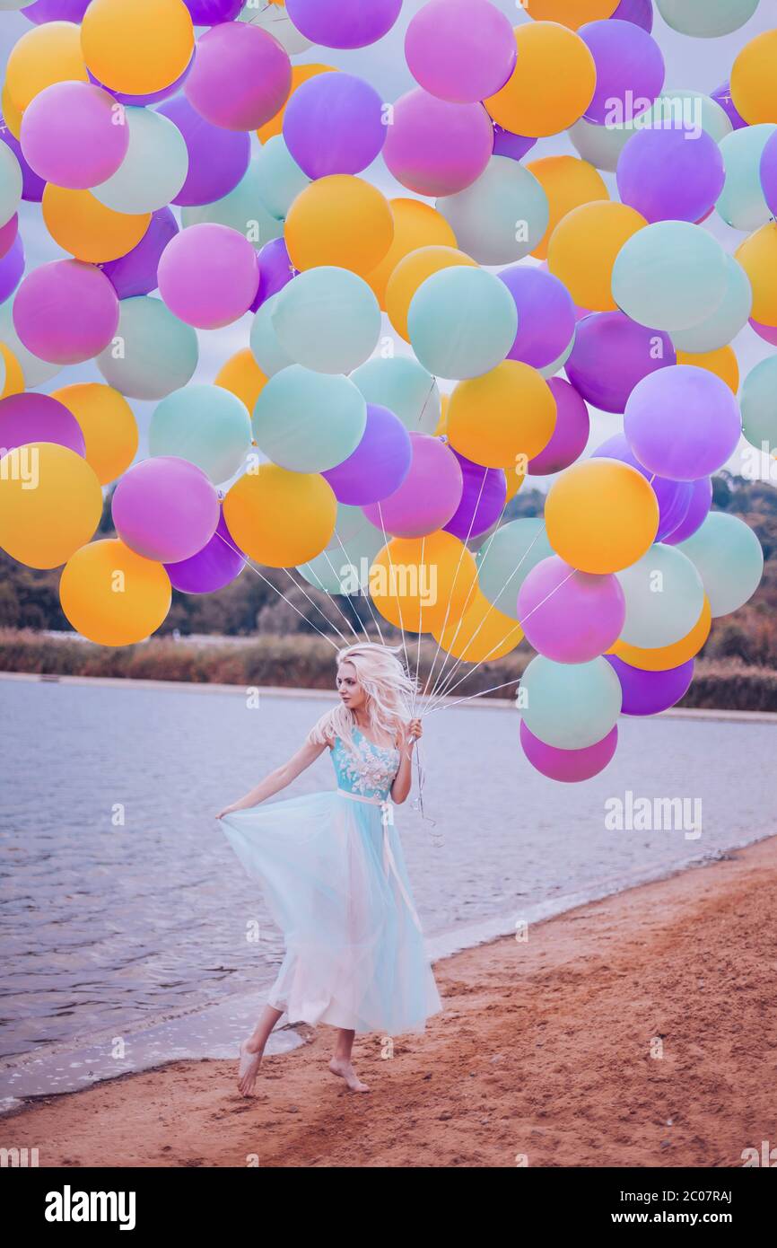 Schöne Frau mit vielen Ballons Stockfoto