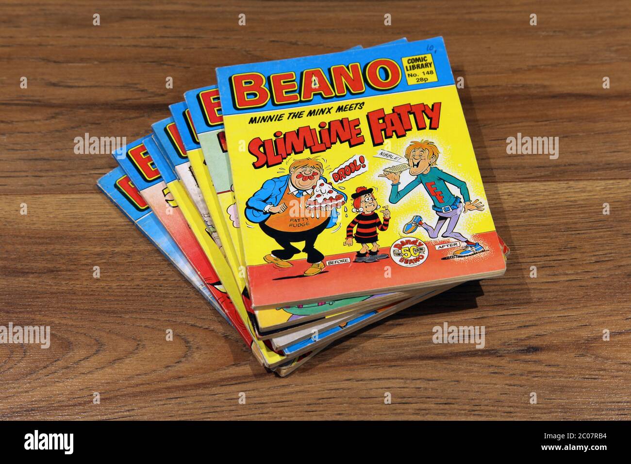 Beano Comic Library No.148 1988 'Minnie the Minx meets Slimline Fatty' in einem Stapel von Beano-Comics gestapelt Stockfoto