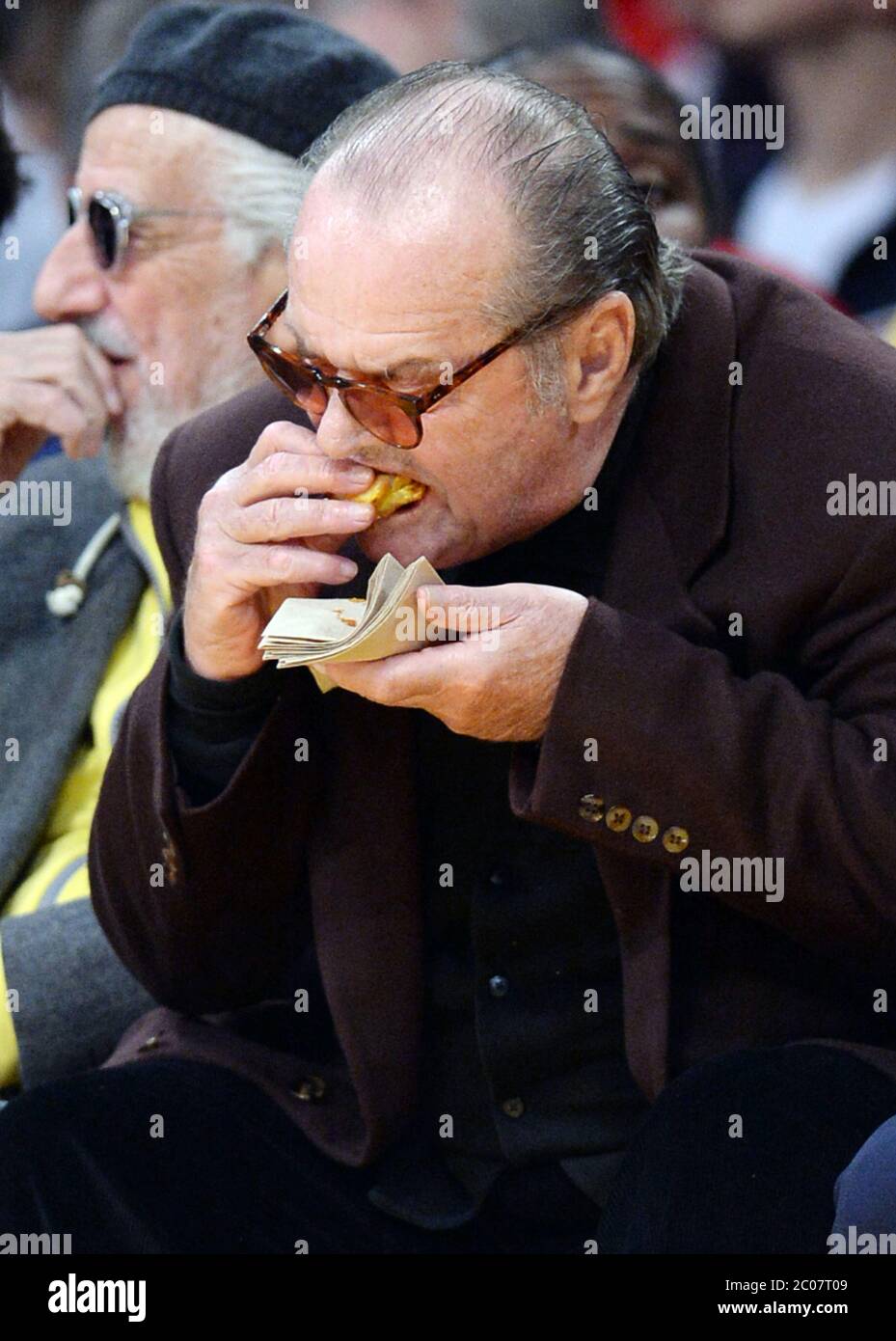 Jack Nicholson beim Basketballspiel Los Angeles Lakers 2013 einen Snack zu sich nehmen. Stockfoto