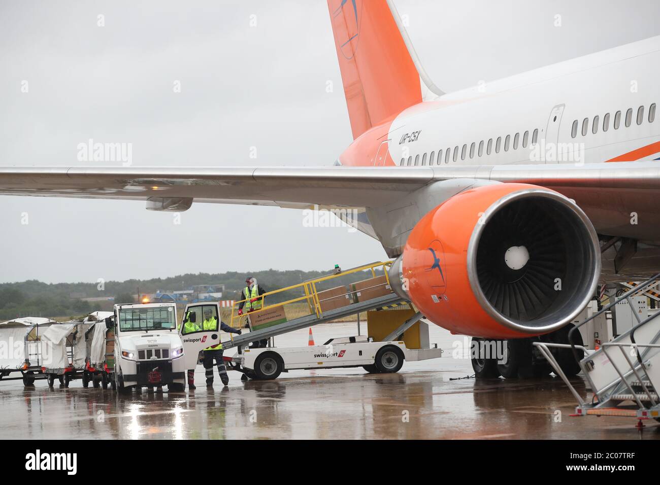 Kisten mit persönlicher Schutzausrüstung (PSA) werden aus einem Flugzeug am Robin Hood Airport in Doncaster, South Yorkshire, entladen. 30,000 PPE-Werte wurden der Mask Our Heroes Charity gespendet, die vom Unternehmer Matthew McGahan nach dem Ausbruch des Coronavirus gegründet wurde, um den NHS und das Gesundheitspersonal an vorderster Front mit der benötigten Schutzausrüstung zu versorgen. Stockfoto