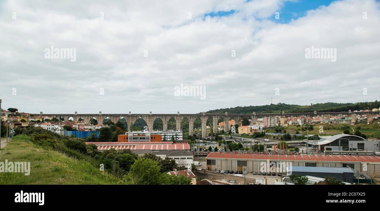 Bögen des Aquädukts des Freiwassers in Lissabon, Portugal Stockfoto