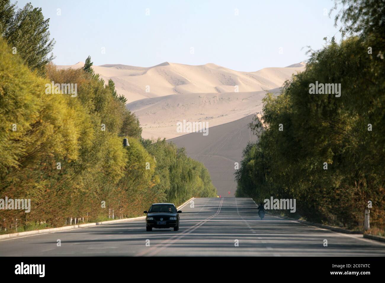 Die Straße, die zu den Singenden Sanddünen (Ming Sha Shan) in Dunhuang, Provinz Gansu, China führt. 30/09/2011. Foto: Stuart Boulton/Alamy Stockfoto