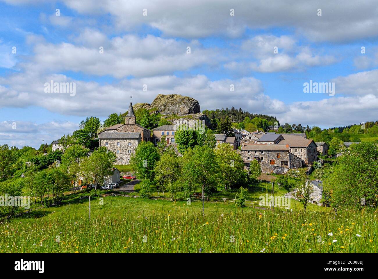 Dorf Queyrieres in den Bergen der Auvergne im Frühling um Yssingeaux in Haute-Loire Stockfoto