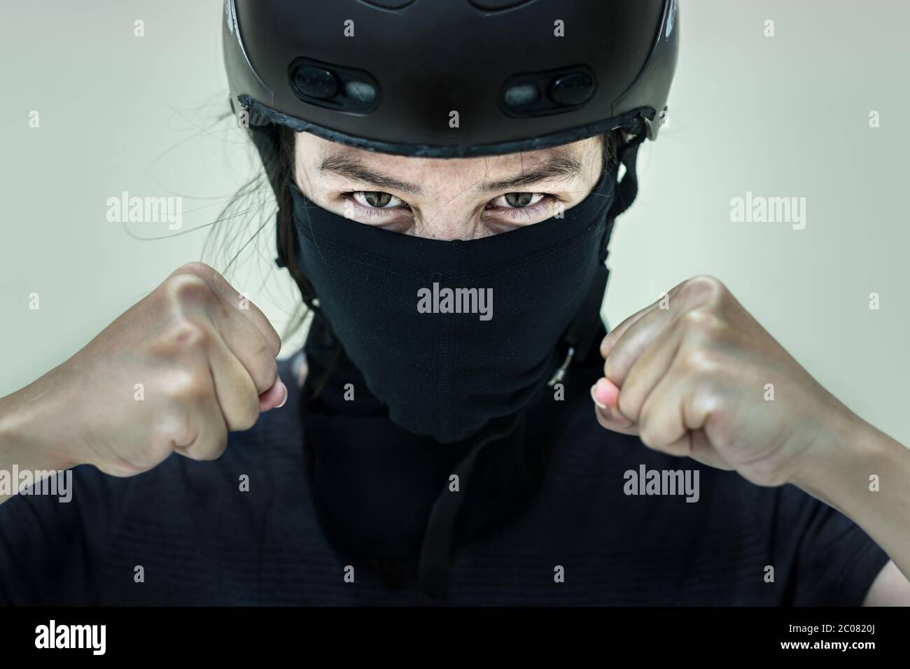 Wütender wütender Kämpfer, der die Faust zum Kampf hält. Nahaufnahme. Stockfoto