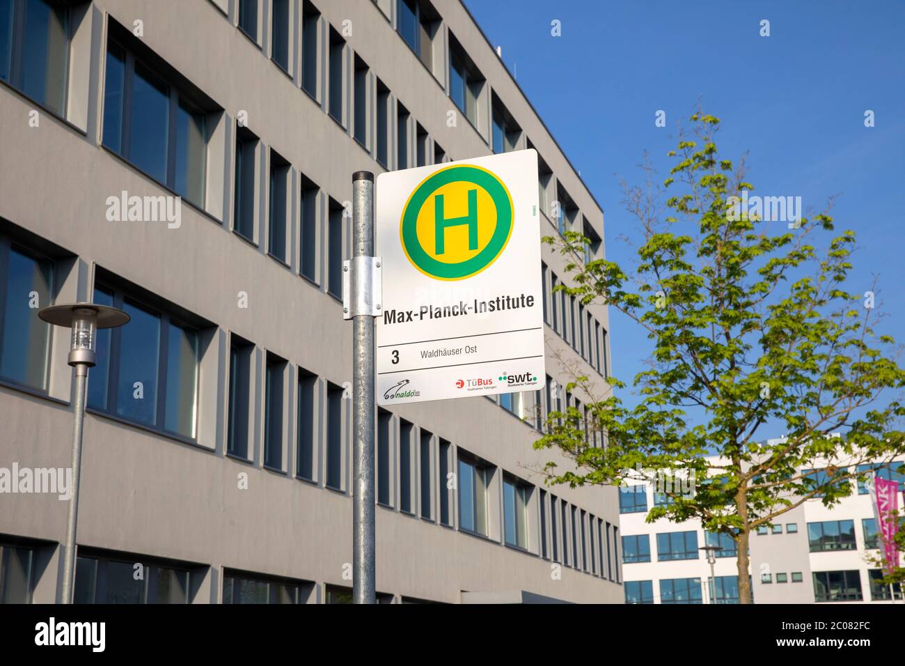 Halbsteste Max-Planck-Institut vor dem alten Gebäude des Tübinger Pharmaunternehmen CureVac AG. Tübingen, 19.04.2020 Stockfoto