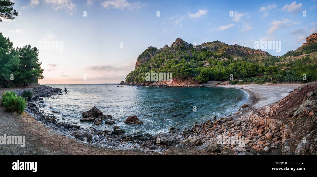 Panoramabild einer beeindruckenden Bucht am späten Nachmittag, aufgenommen mit Weitwinkelobjektiv. Große Auflösung und schöne Farben. Stockfoto