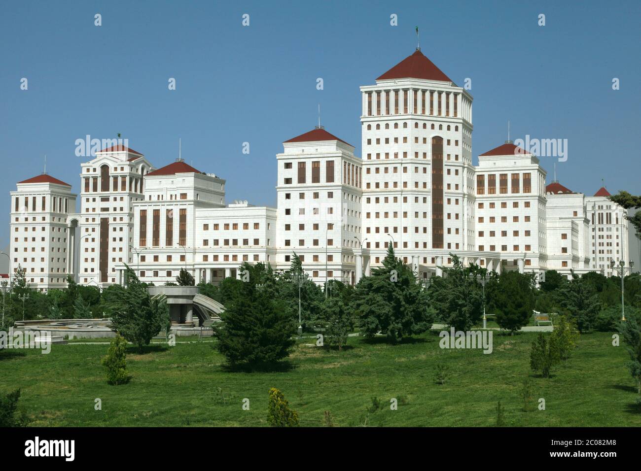 Moderne Apartamentes hinter einem jungen Park. Aschkhabad. Turkmenistan. Stockfoto