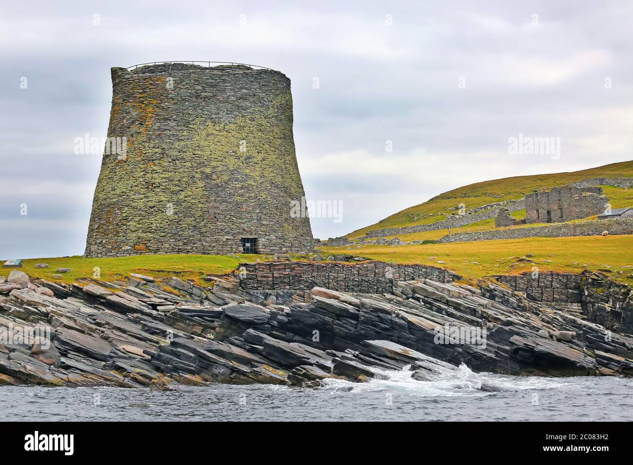 Broch of Mousa; ein erhaltener runder Turm aus der Eisenzeit an der felsigen Küste. Es liegt auf der Insel Mousa in Shetland, Schottland. Stockfoto