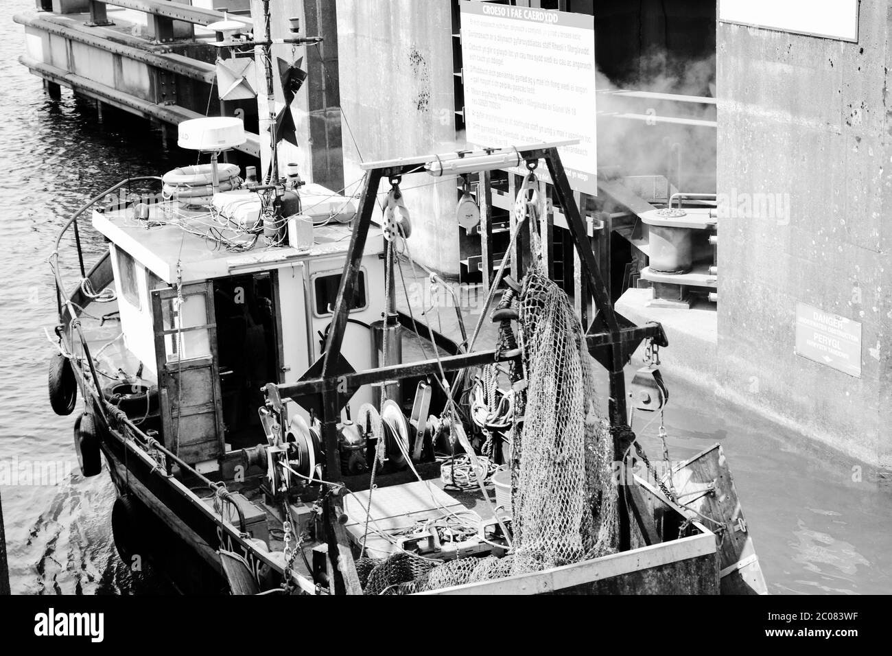 Cardiff, Cardiff Bay / Wales. Fischer auf ihren Trawlern kommen mit ihrem Fang an Bord durch die Schleusentore am Cardiff Bay Barrage Stockfoto