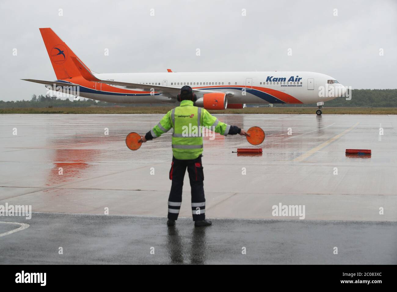 Ein Flugzeug, das eine ??30,000 Spende von persönlicher Schutzausrüstung (PSA) trägt, kommt am Robin Hood Airport in Doncaster, South Yorkshire an. Die Spende wurde an die Mask Our Heroes Wohltätigkeitsorganisation, die von dem Unternehmer Matthew McGahan im Zuge des Coronavirus-Ausbruchs ins Werk gesetzt wurde, um NHS und Gesundheitshelfer vor Ort mit der Schutzausrüstung zu versorgen, die sie benötigen. Stockfoto