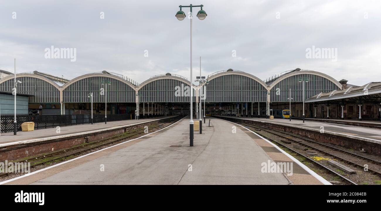 Landschaftsansicht der Plattformen und des Baldachins des Hull Paragon Interchange Bahnhofes, Kingston upon Hull, East Riding of Yorkshire, England, UK Stockfoto