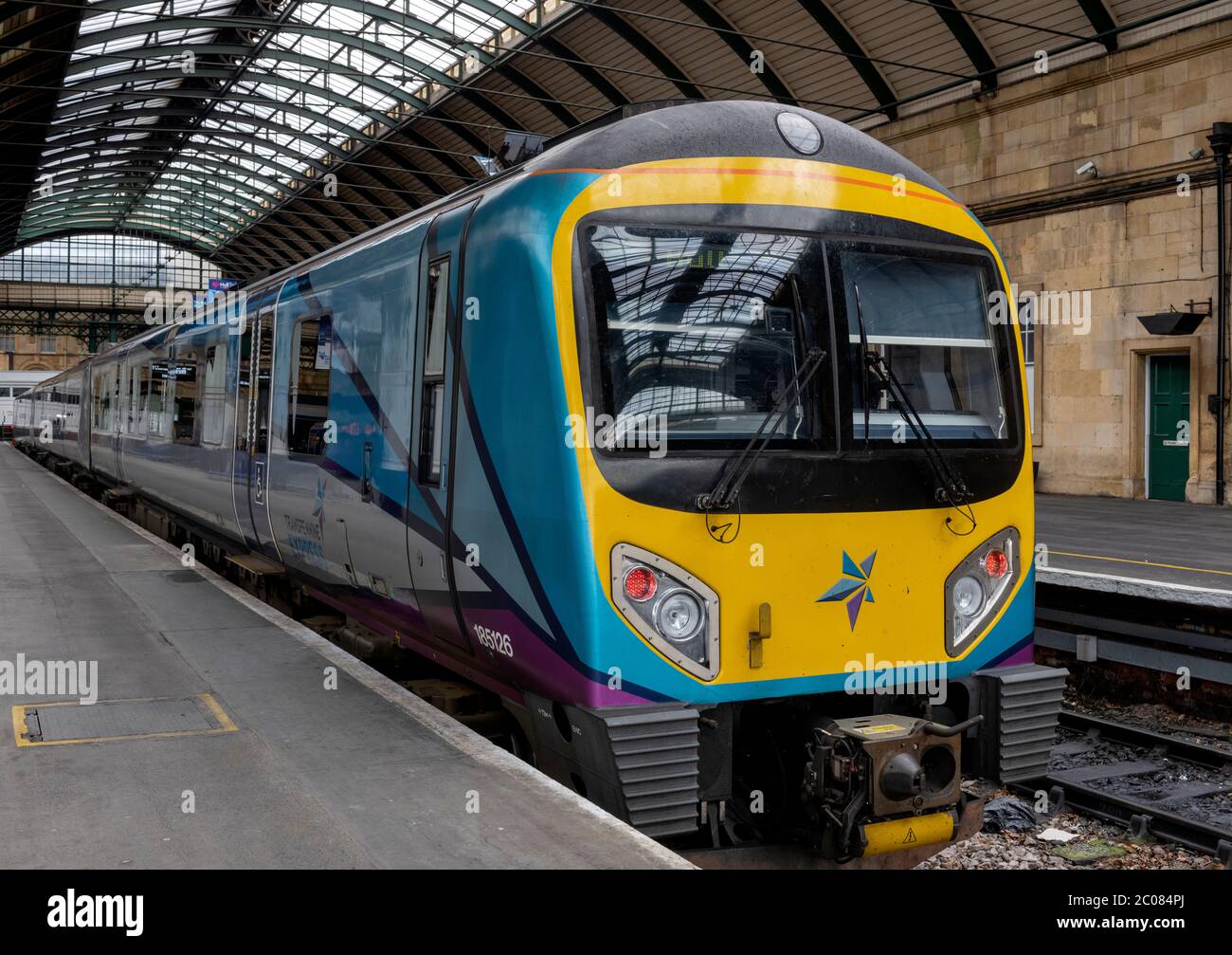 Britische Bahnklasse 185 Desiro in der TransPennine Express Lackierung am Bahnhof Hull Paragon, Hull, England, Großbritannien Stockfoto