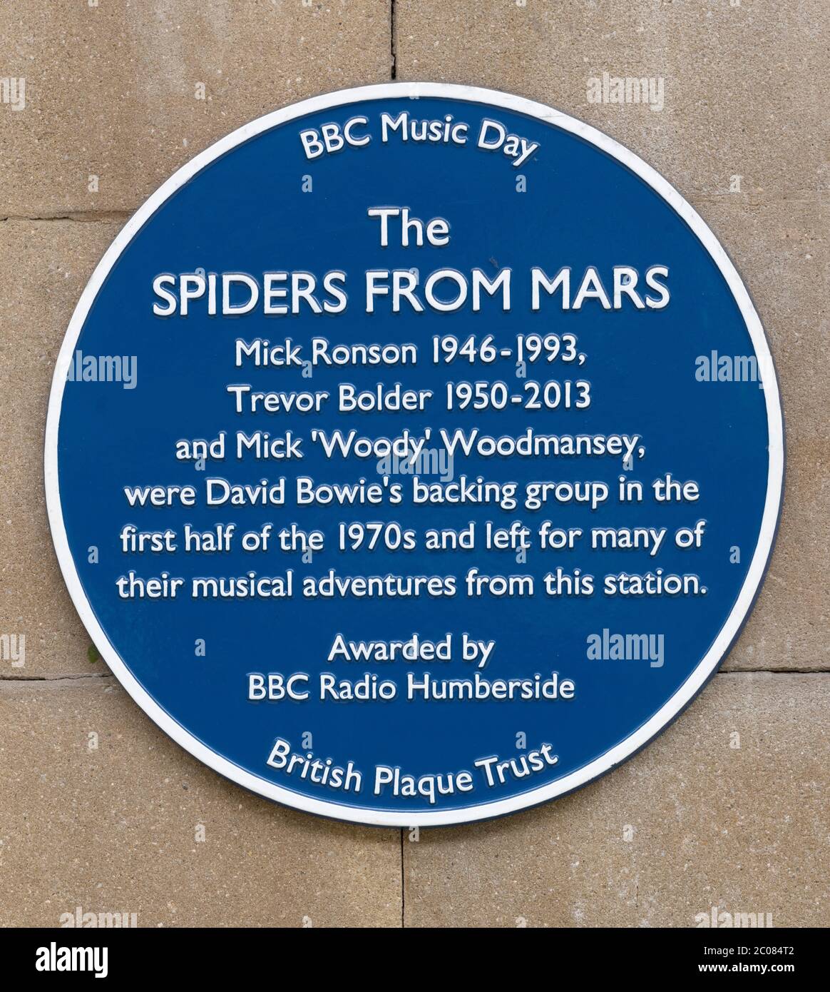 Blaue Plakette am Hull Paragon Interchange zur Erinnerung an die Spinnen vom Mars errichtet von der britischen Plakette Trust, Hull, East Riding of Yorkshire, Großbritannien. Stockfoto