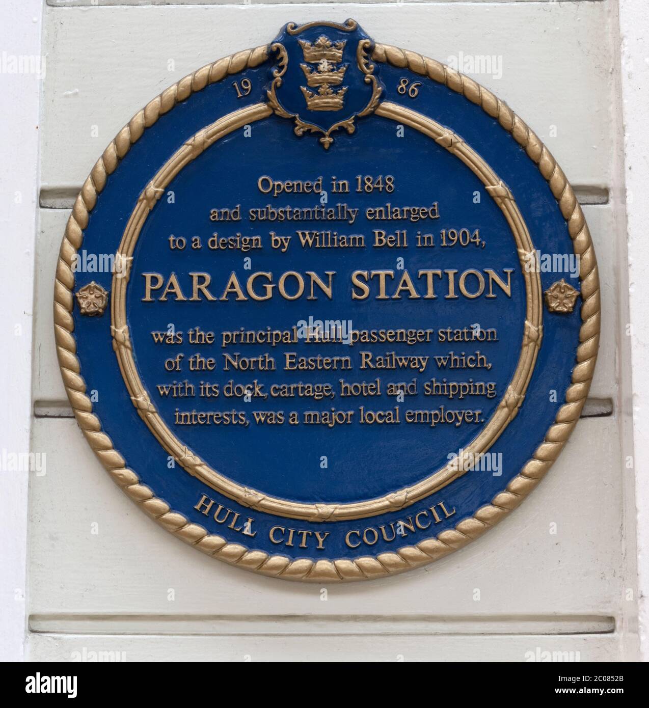 Blaue Gedenktafel an der Paragon Station, Hull, East Riding of Yorkshire, England, Großbritannien Stockfoto