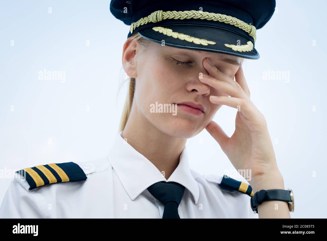 Gestresstes Mädchen Pilot mit Kopfschmerzen Stockfoto