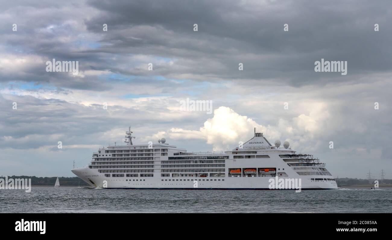 Silversea Cruises MV Silver Spirit nähert sich Southampton Docks, Southampton, Hampshire, England, Großbritannien - ein Luxus-Kreuzfahrtschiff. Stockfoto