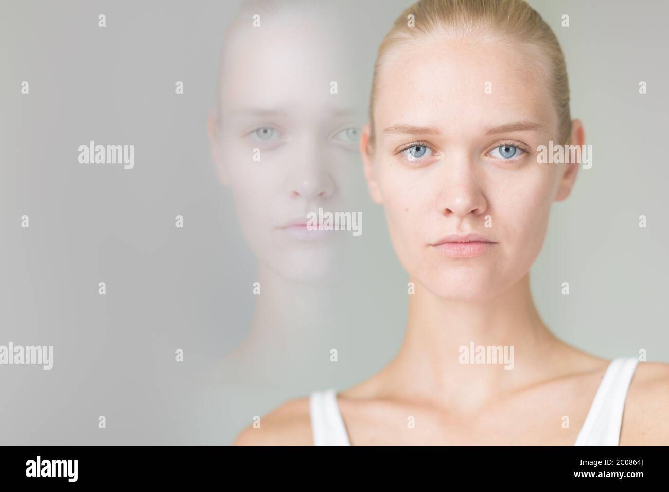 Zwei konfrontiert Frau leiden an bipolarer Störung und verborgene Gefühl der Traurigkeit. Stockfoto