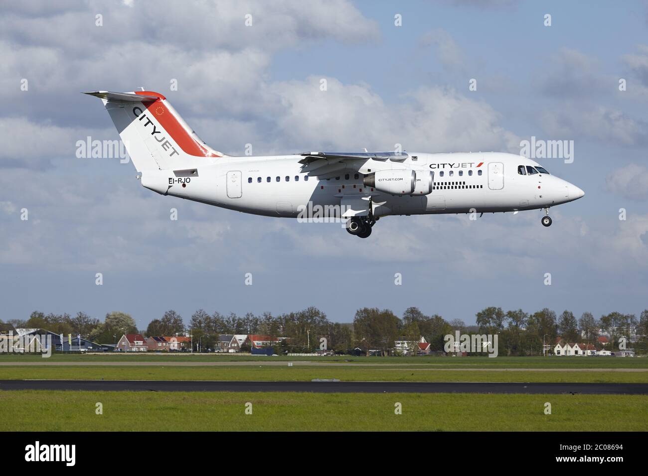 Flughafen Amsterdam Schiphol - Avro RJ85 von CityJet Lands Stockfoto