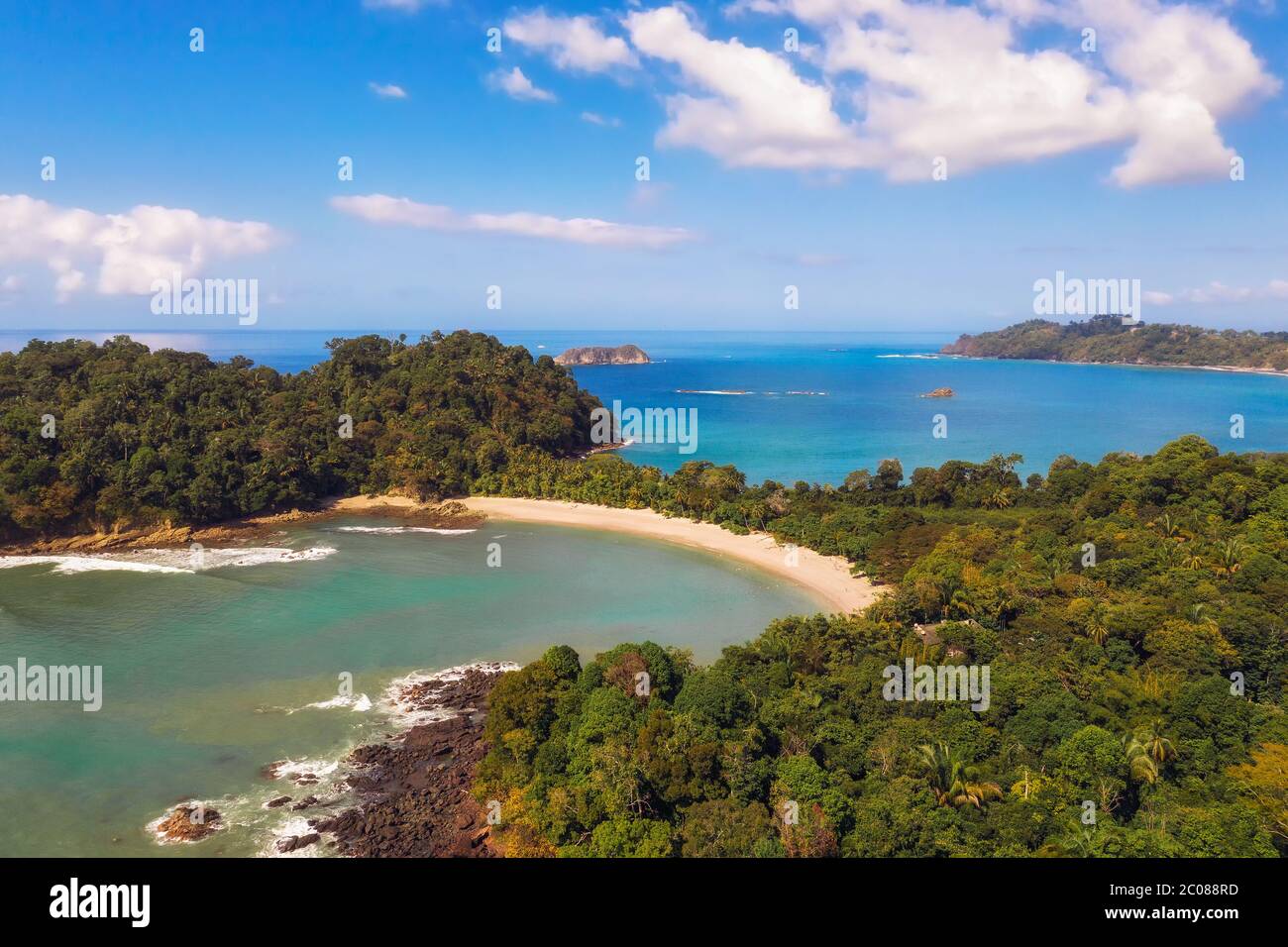 Luftaufnahme eines Strandes im Nationalpark Manuel Antonio, Costa Rica Stockfoto