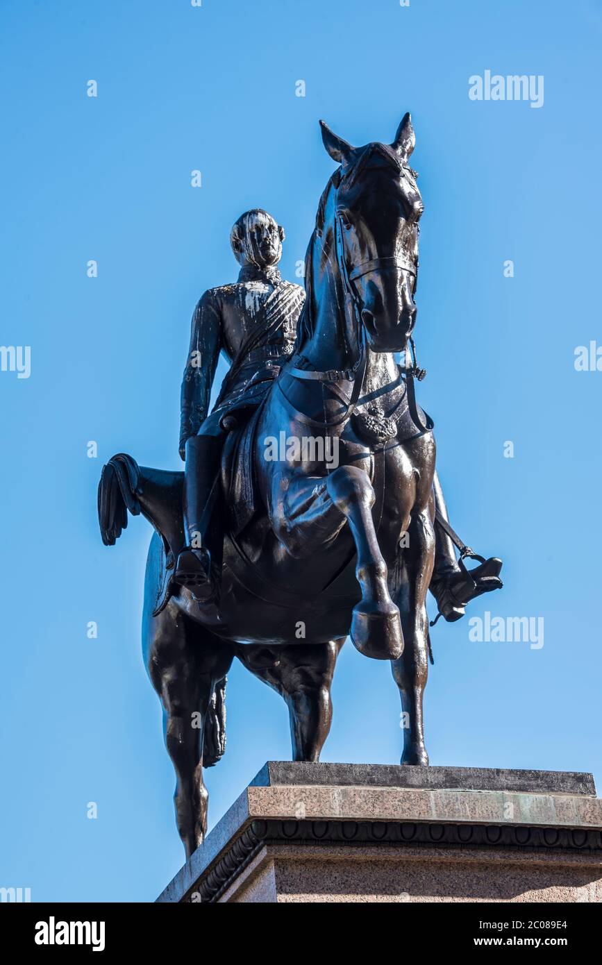 Statue der Königin Victoria zu Pferd auf dem George Square, Glasgow, Schottland Stockfoto