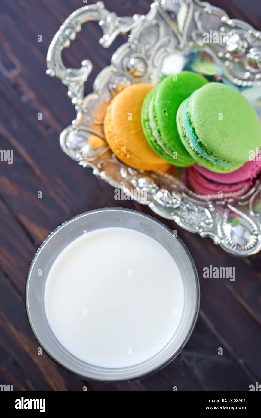 Milch im Glas und Farbe Makronen Stockfoto