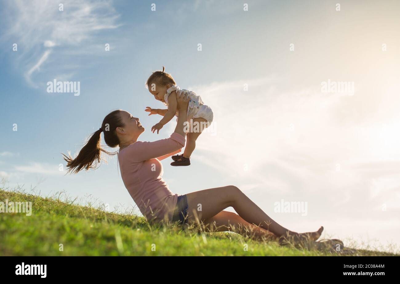 Eine Familie, die im Park spielt, Spaß hat, zusammen zu lachen und zu lächeln. Stockfoto