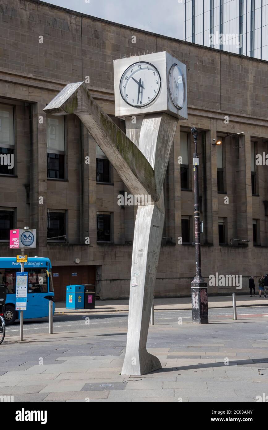 George Wyllie's witzige laufende Clyde Clock Skulptur, Killermont Street, Glasgow. Stockfoto