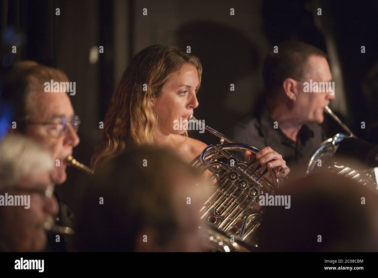 Französische Hornspieler (Model veröffentlicht) in Konzertperformance. Stockfoto