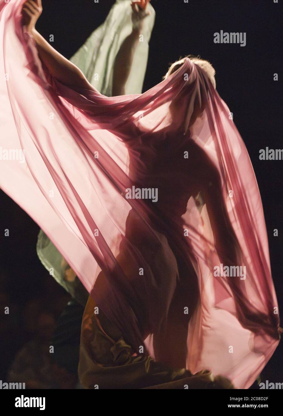 Balletttänzer (Model erschienen) führt Scherezade Dance of Seven Schleis in Performance auf. Stockfoto