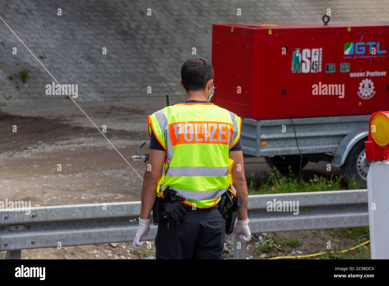 Kontrollieren beim Grenzverkehr nach der Lockerung der Grenze Österreich - Deutschland. Lindau, 16.05.2020 Stockfoto