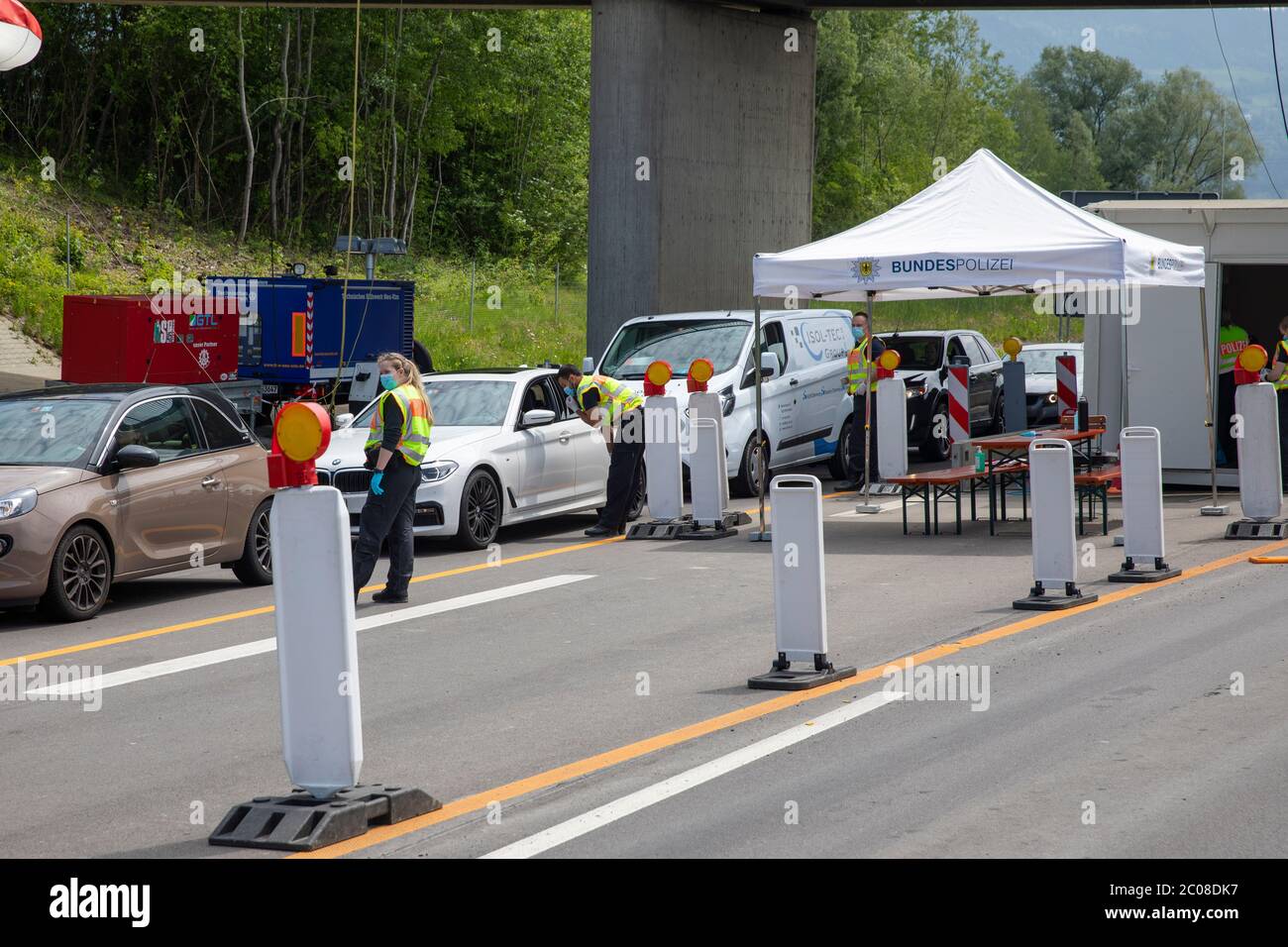 Kontrollieren beim Grenzverkehr nach der Lockerung der Grenze Österreich - Deutschland. Lindau, 16.05.2020 Stockfoto